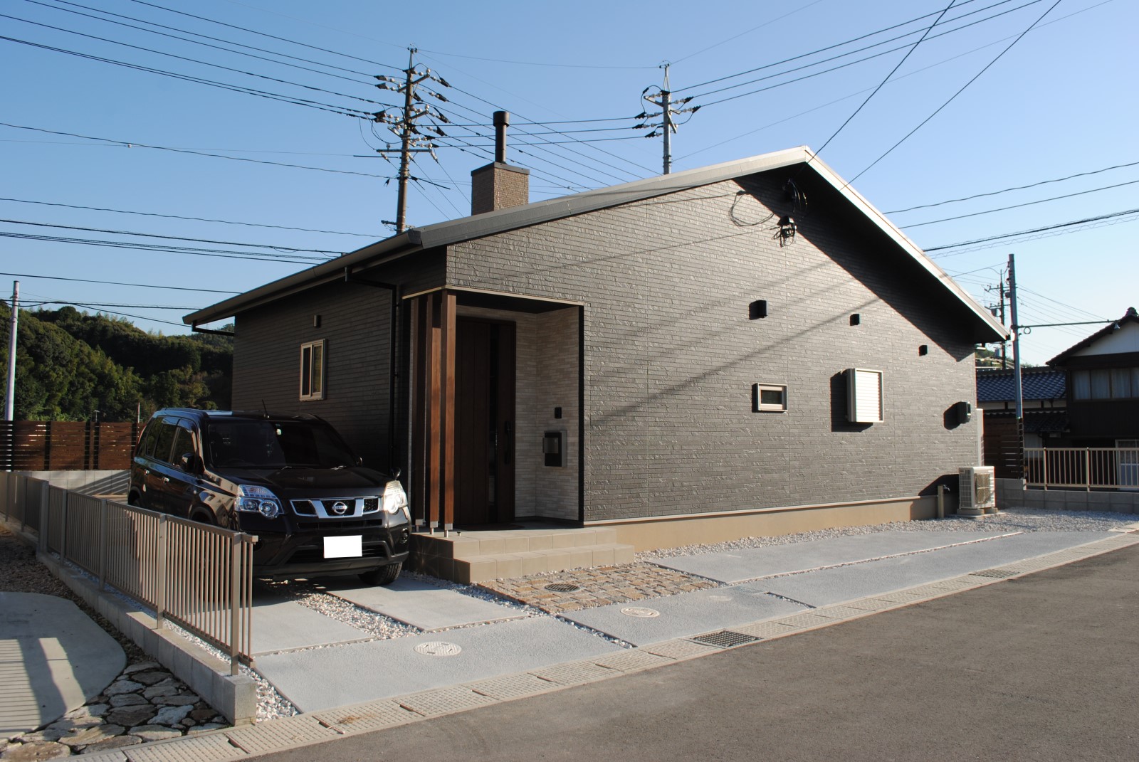 薪ストーブのある家外観