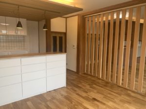 広々としたくつろぎ空間へー間接照明