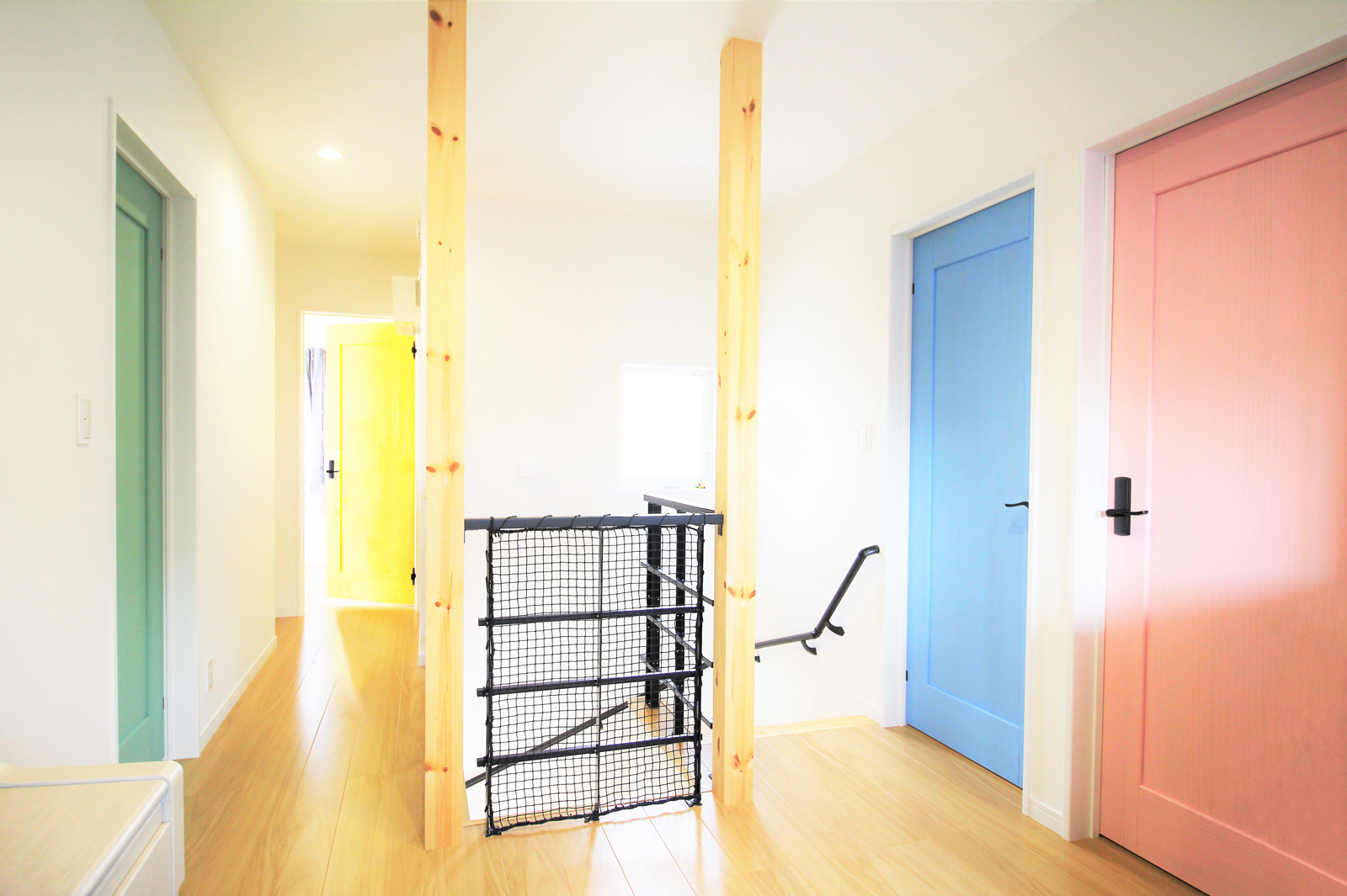 自然と家族がつながる家（カラフルなドア）